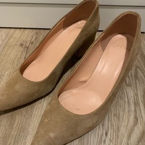 Beige suede shoes with kitten heel